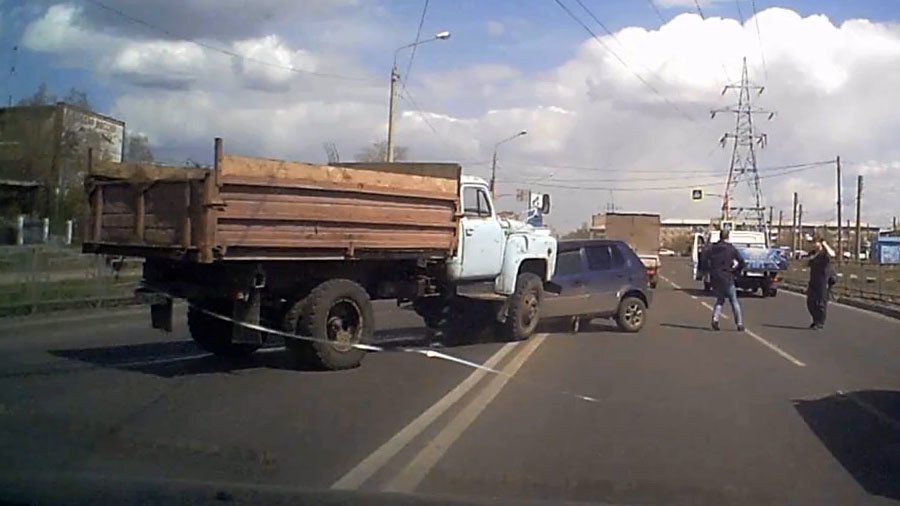 В Красноярске неуправляемый грузовик протаранил легковушку на встречной полосе