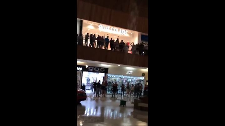Мексиканские музыканты сыграли мелодию из "Титаника" во время потопа в торговом центре