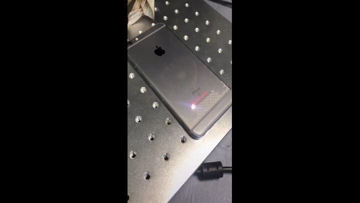 Как наносят лазерную гравировку на смартфон