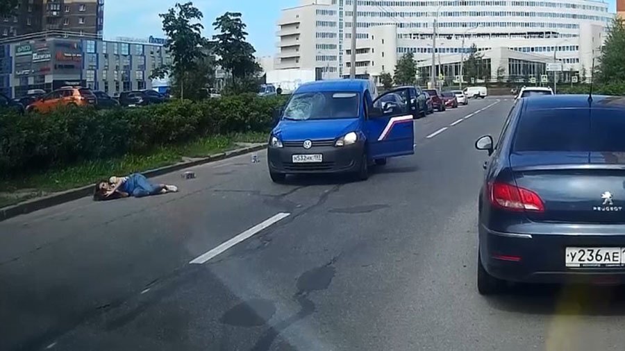 В Петербурге девушка попала под почтовый автомобиль