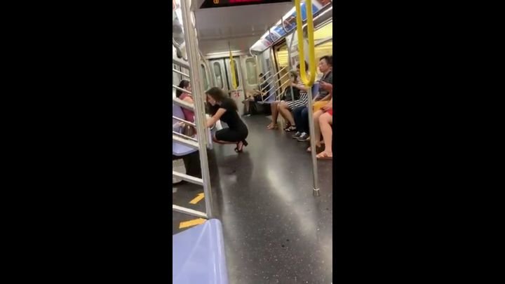 Фанатка социальных сетей решила устроить себе селфи-фотосессию в вагоне метро