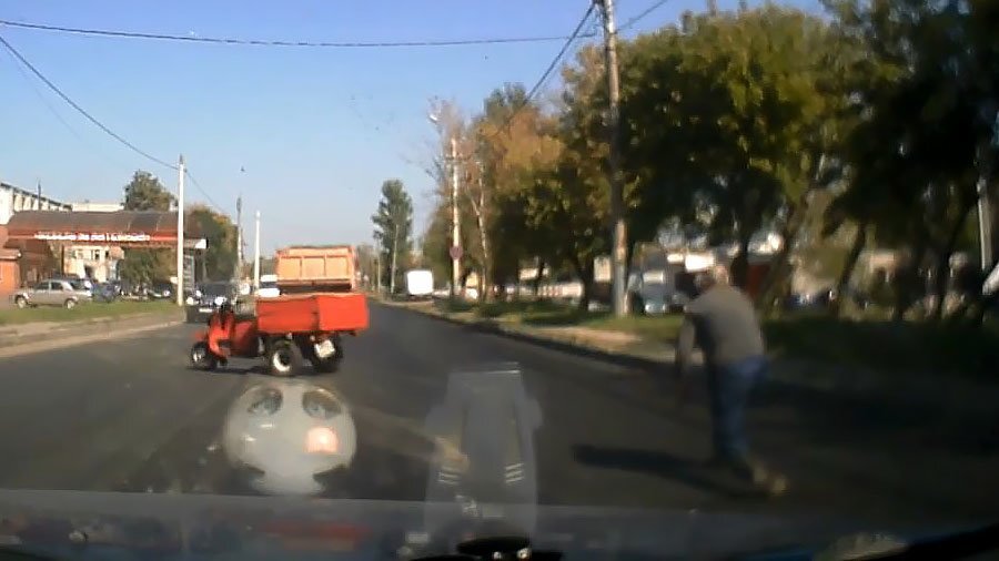 Пенсионер на мотороллере "Муравей" столкнулся с КамАЗом в Брянске