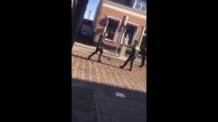 Неадекватный парень против троих голландских полицейских