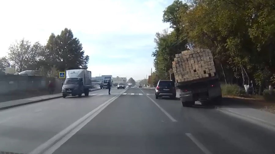 Водитель самосвала в Крыму ушел от столкновения перед пешеходным переходом