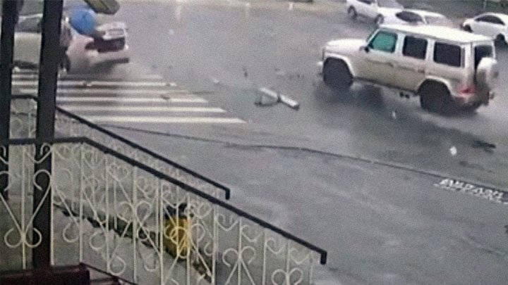 Авария дня. Машина отлетела прямо в пешехода после ДТП в Челябинске