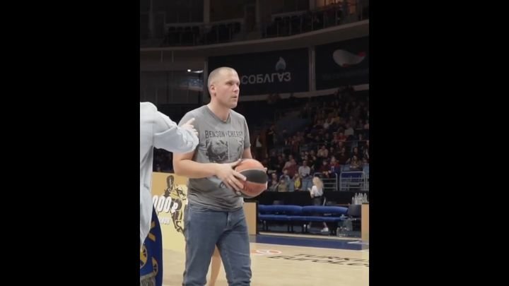 Баскетбольный болельщик выиграл миллион рублей одним точным броском