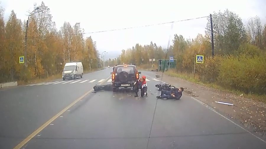 В Петербурге два молодых наездника попали в ДТП