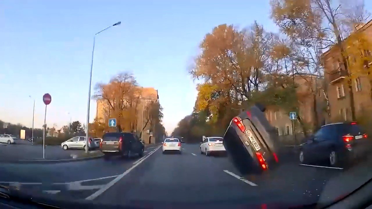 Авария дня. В Петербурге торопливый водитель прилег на бок