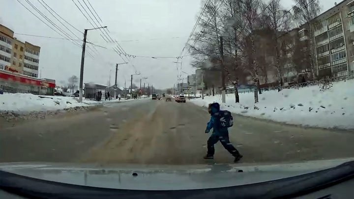 Маленький мальчик попал под колеса машины в Березниках