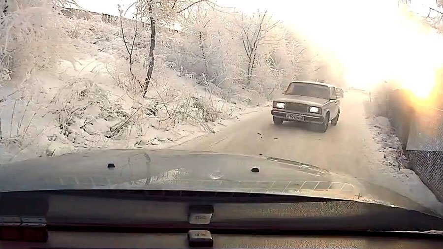 Водитель неаккуратно повернул в узкий проезд