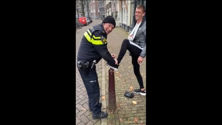 Полицейский завязал шнурки незнакомому ему мужчине со сломанной рукой