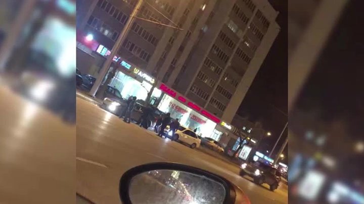 Дорожные разборки в центре Казани: водитель сбил человека и протаранил несколько машин