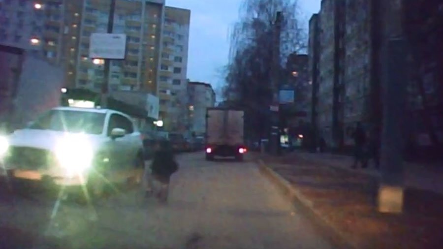 В Воронеже ребенок бросился на машину и травмировал ногу