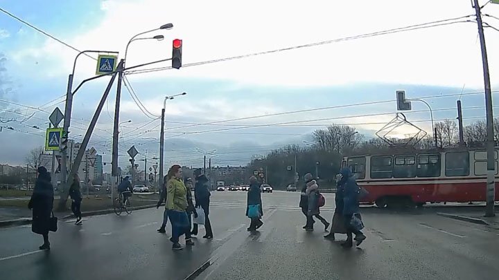 В Петербурге велосипедист пытался протаранить трамвай