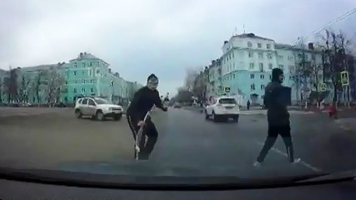 Джентльмен с цветами попал под машину в Дзержинске