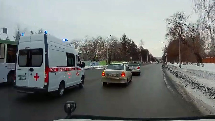 Момент ДТП с участием машины скорой помощи в Омске