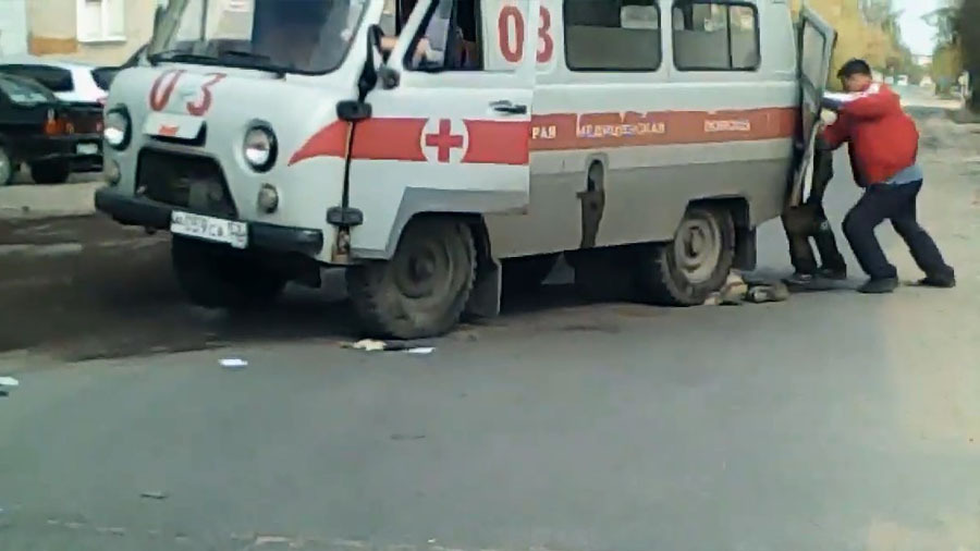 Мужчина выпал на дорогу: ДТП с участием скорой помощи в Дзержинске