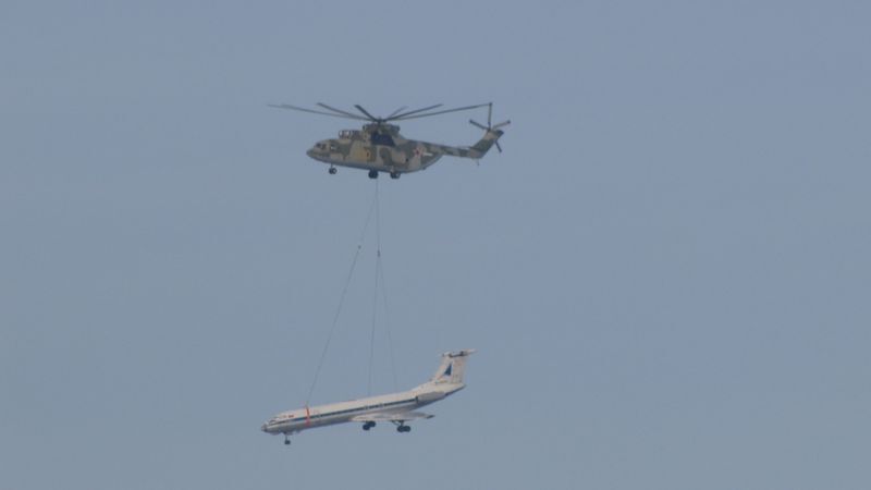 Самый большой вертолет перевозит Ту–134