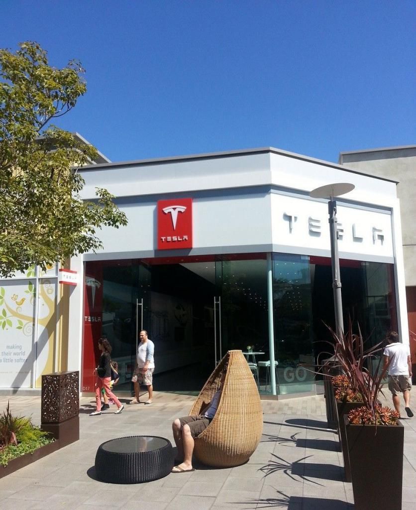 Автосалон Tesla в Калифорнии