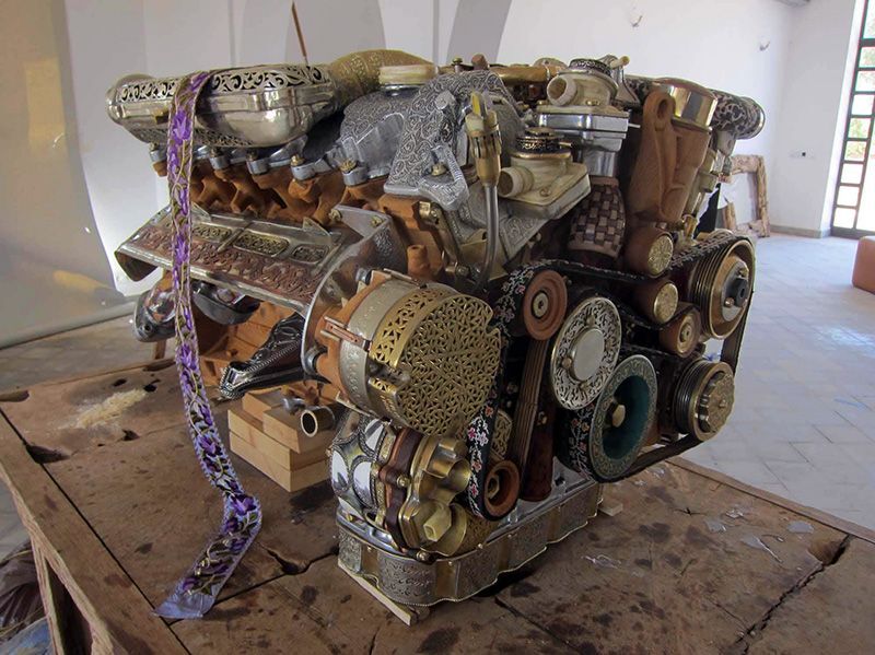 Двигатель V12 из дерева и камня