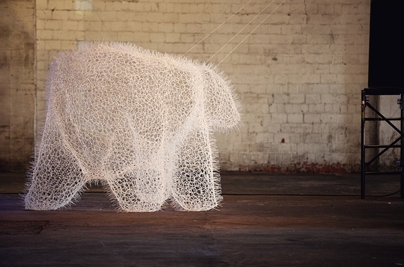 Белый медведь из 20000 кабельных стяжек