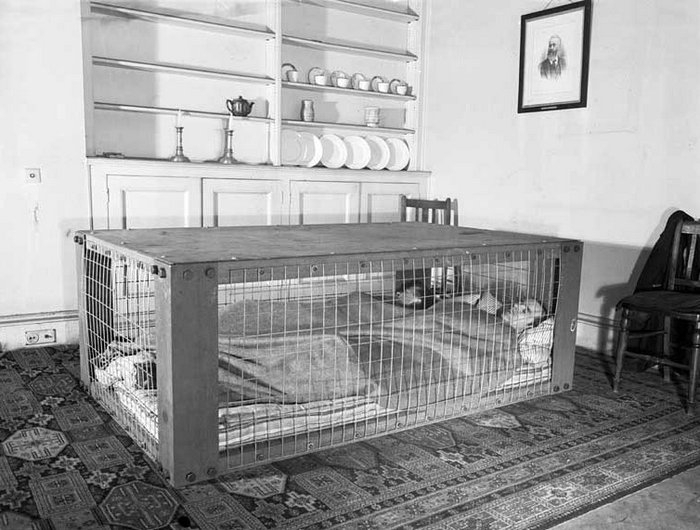 Кровать от бомбёжки, времён второй мировой