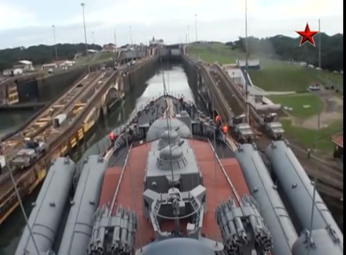 Крейсер «Москва» проходит Панамский канал