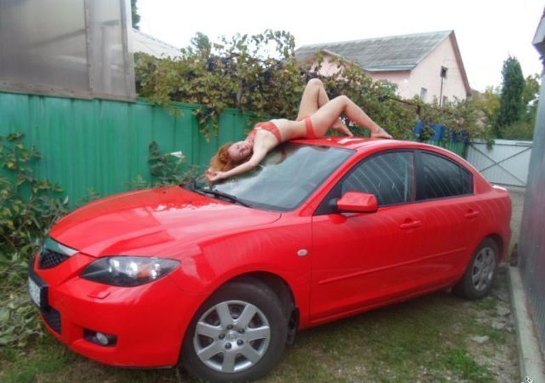 Mazda с девушкой в красном белье