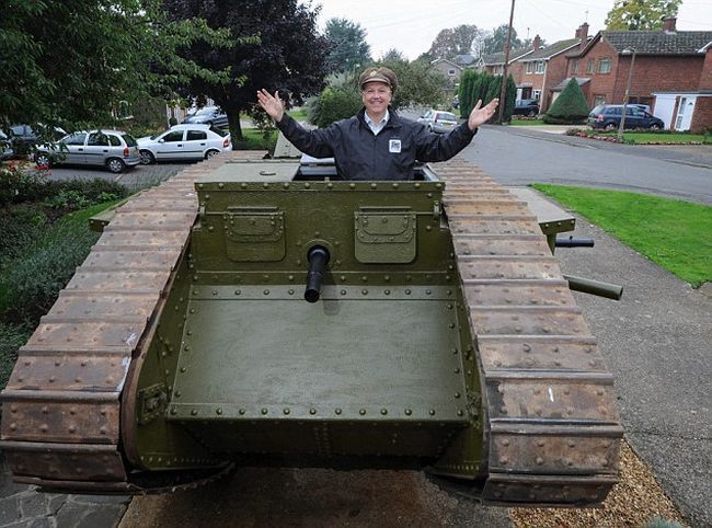 Настоящий танк у частного дома в Англии