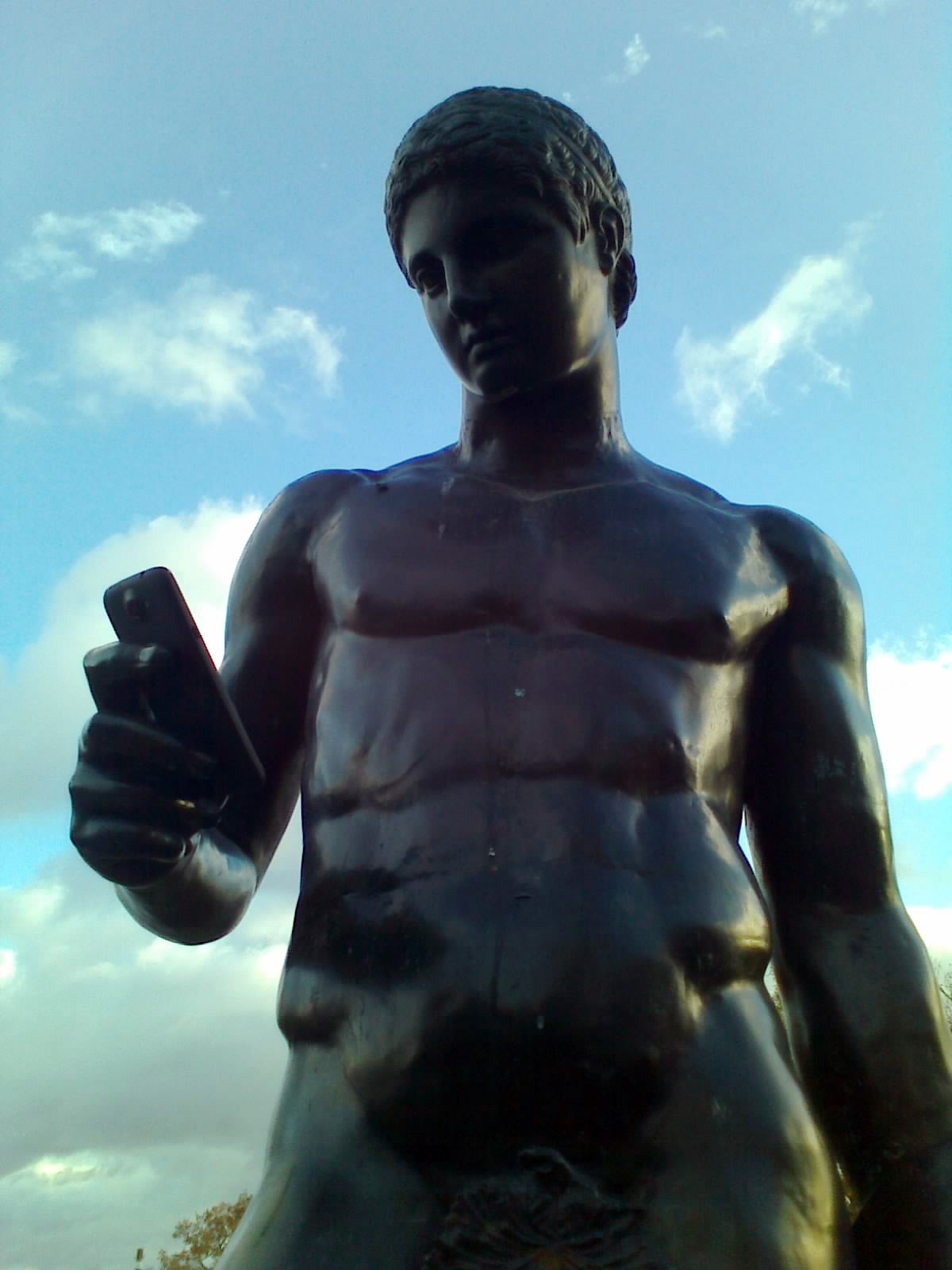 Скульптура со смартфоном
