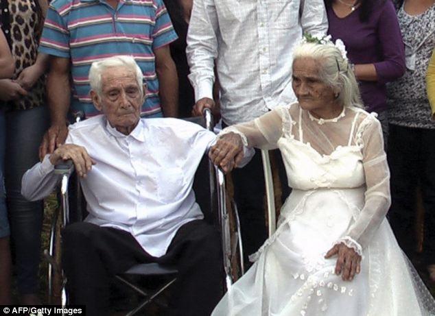 Пара наконец-то обвенчалась после 80 лет совместной жизни