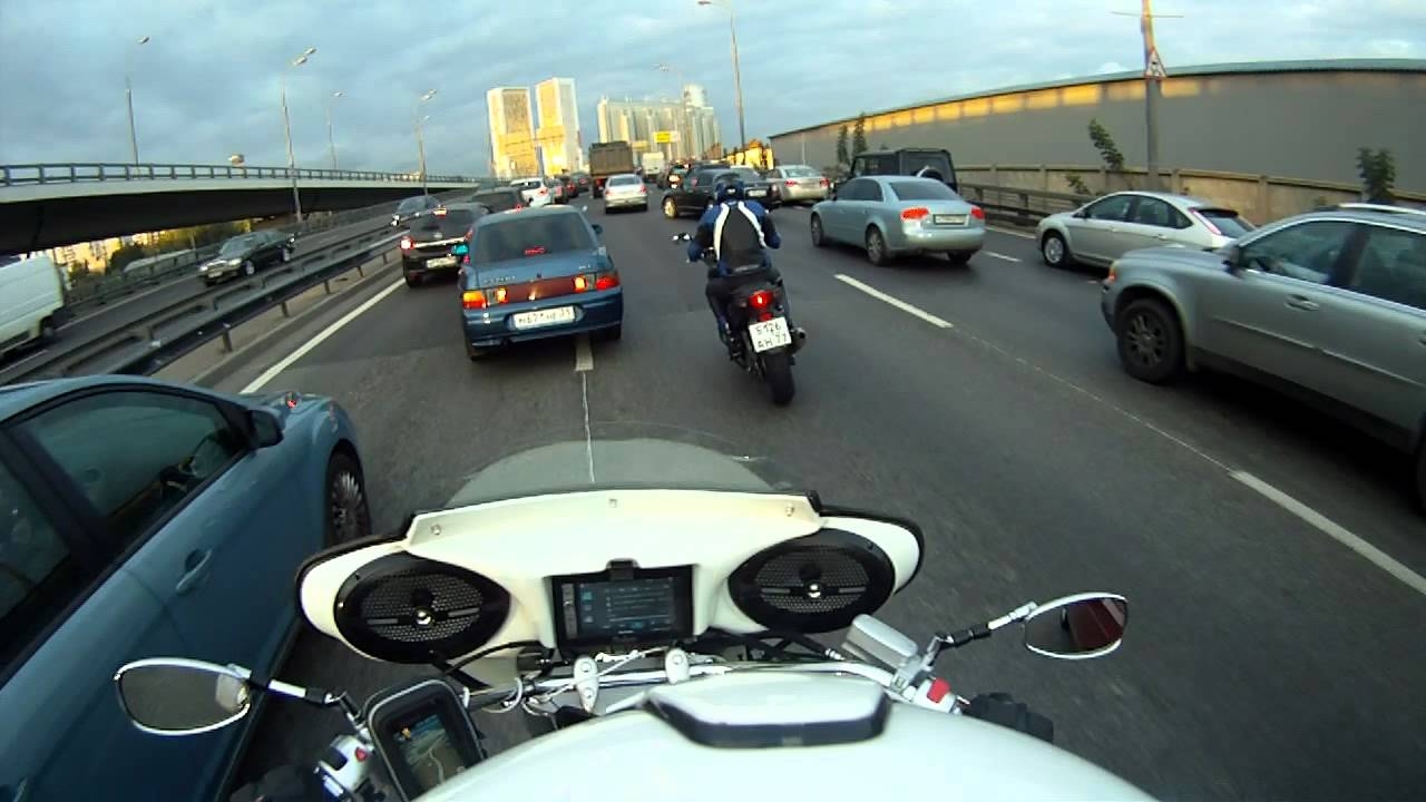 На мотоцикле через сумасшедший городской траффик