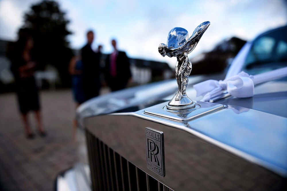 Как изготавливают статуэтки Rolls-Royce