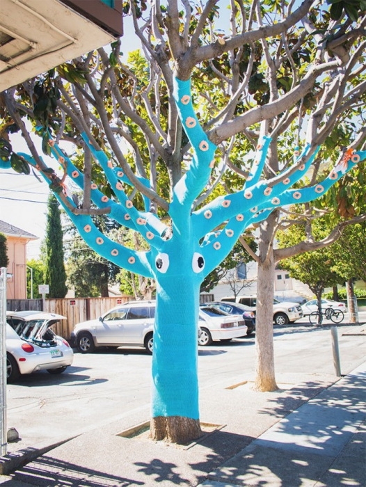 Дерево в вязаной одежде 