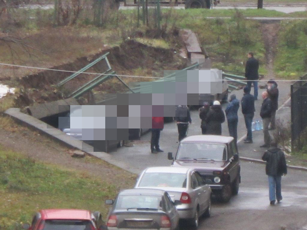 В Перми на припаркованные авто рухнула стена