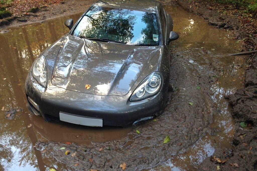 Капитан молодежной сборной Англии утопил в луже Porsche