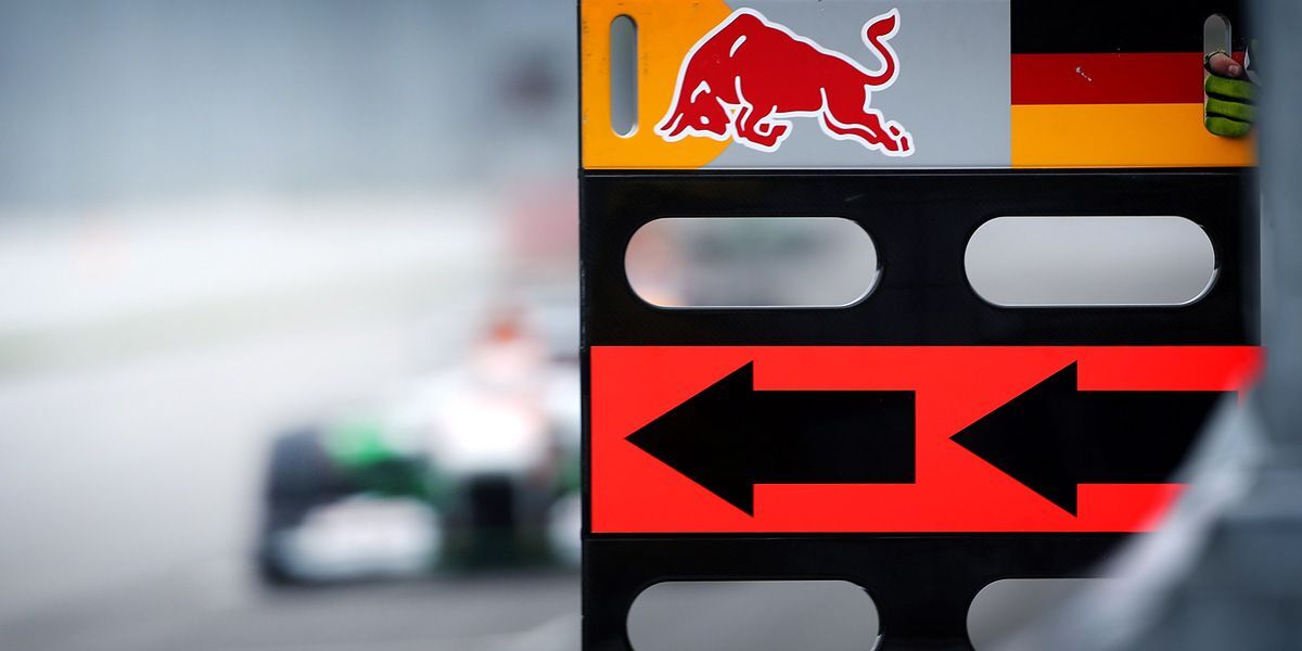 Как команды Формулы-1 общаются с пилотами во время гонок