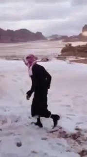  Араб радуется снегу 