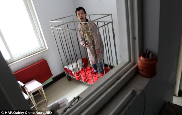 В Китае мать более 40 лет держит сына в клетке