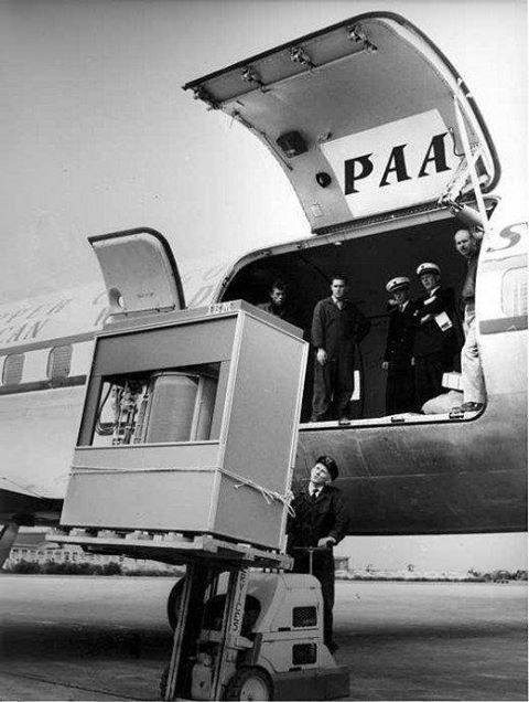 5-мегабайтный накопитель IBM весом более тонны грузят в самолет, 1956 