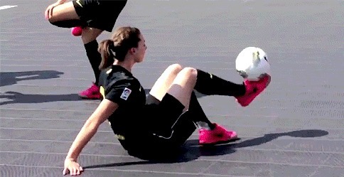 девушка и мяч