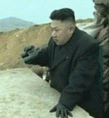 Ким Чен Ын смотрит в бинокль 