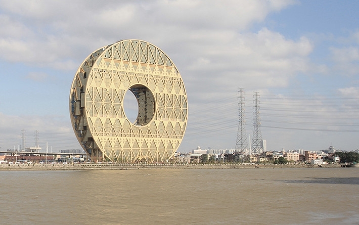 В Гуанчжоу построили офисную высотку в форме 138-метрового "пончика"