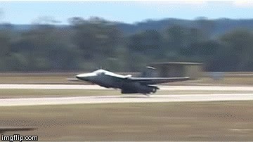F-111 приземлился на брюхо