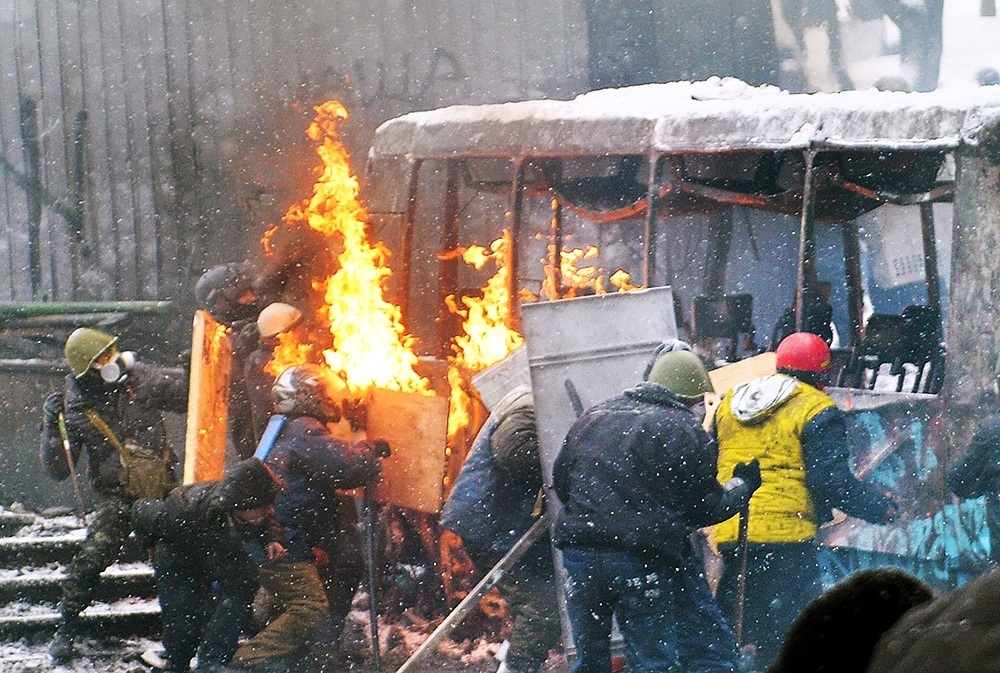Силовики зачищают протест в Киеве: бои на баррикадах, взрывы (Live)