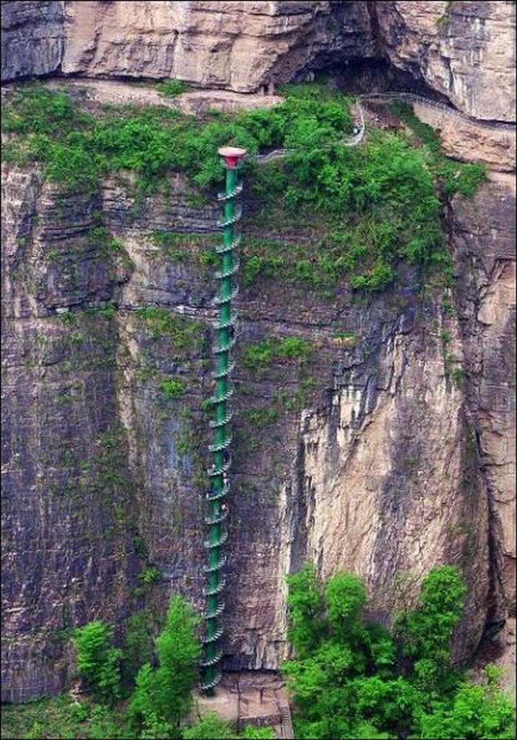 Винтовая лестница где-то в горах Китая