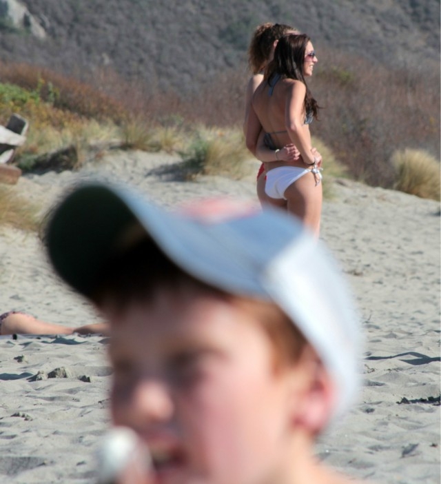 Решил сфотографировать сына на пляже