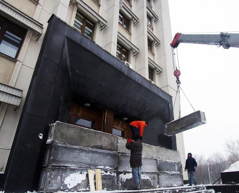 Вход в Одесскую облгосадминистрацию перекрыли бетонными блоками