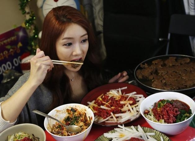 Жительница Южной Кореи зарабатывает 9000$ в месяц, ужиная онлайн