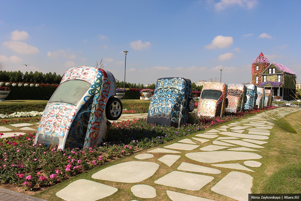 Dubai Miracle Garden - место, где автомобили растут на газонах!